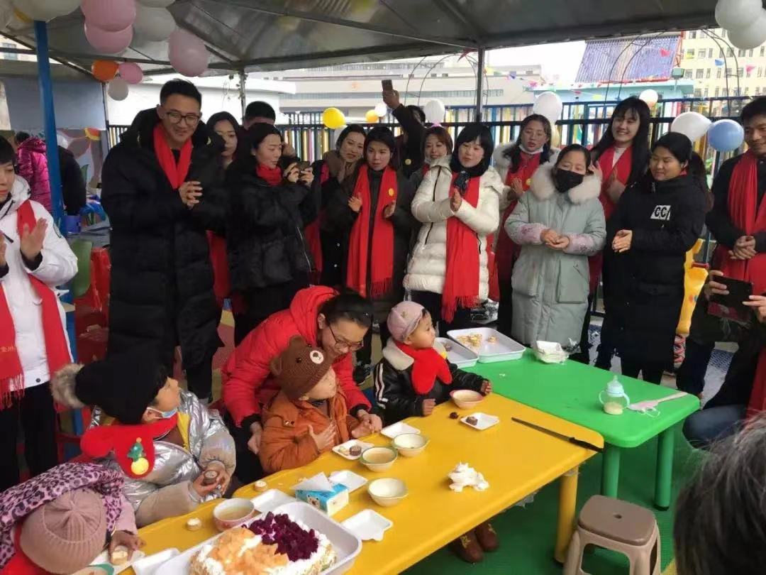 2020年1月13日，志愿服務(wù)隊(duì)和社會各界愛心人士為“口罩天使們”舉辦集體生日會