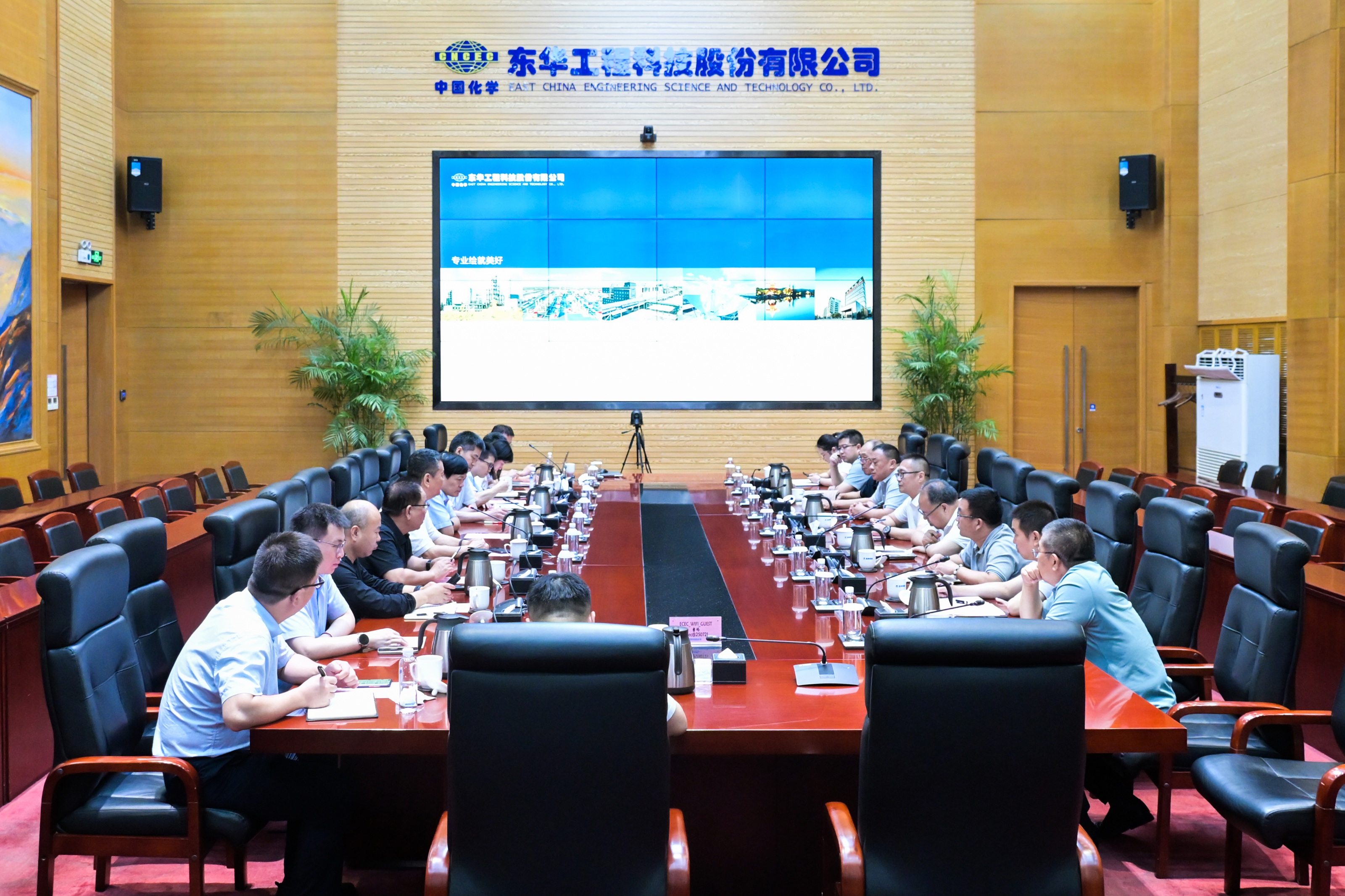 李立新會(huì)見(jiàn)新業(yè)集團(tuán)董事會(huì)秘書，沃疆化學(xué)公司黨委書記、董事長(zhǎng)、總經(jīng)理劉根康